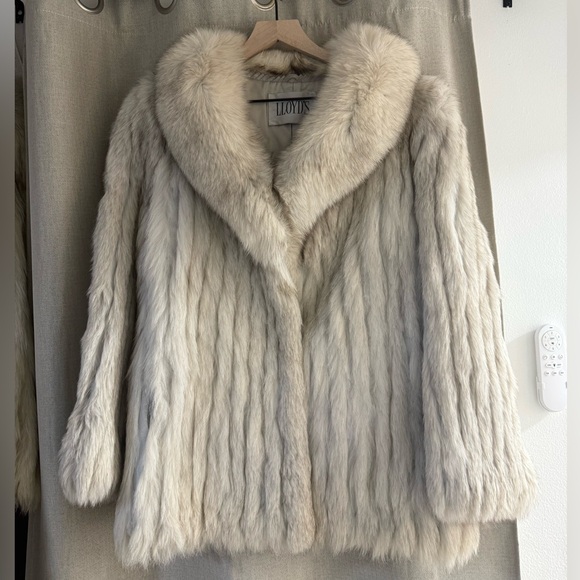 Women's Luxurious Genuine Blue Fox Fur Coat - Picture 1 of 5